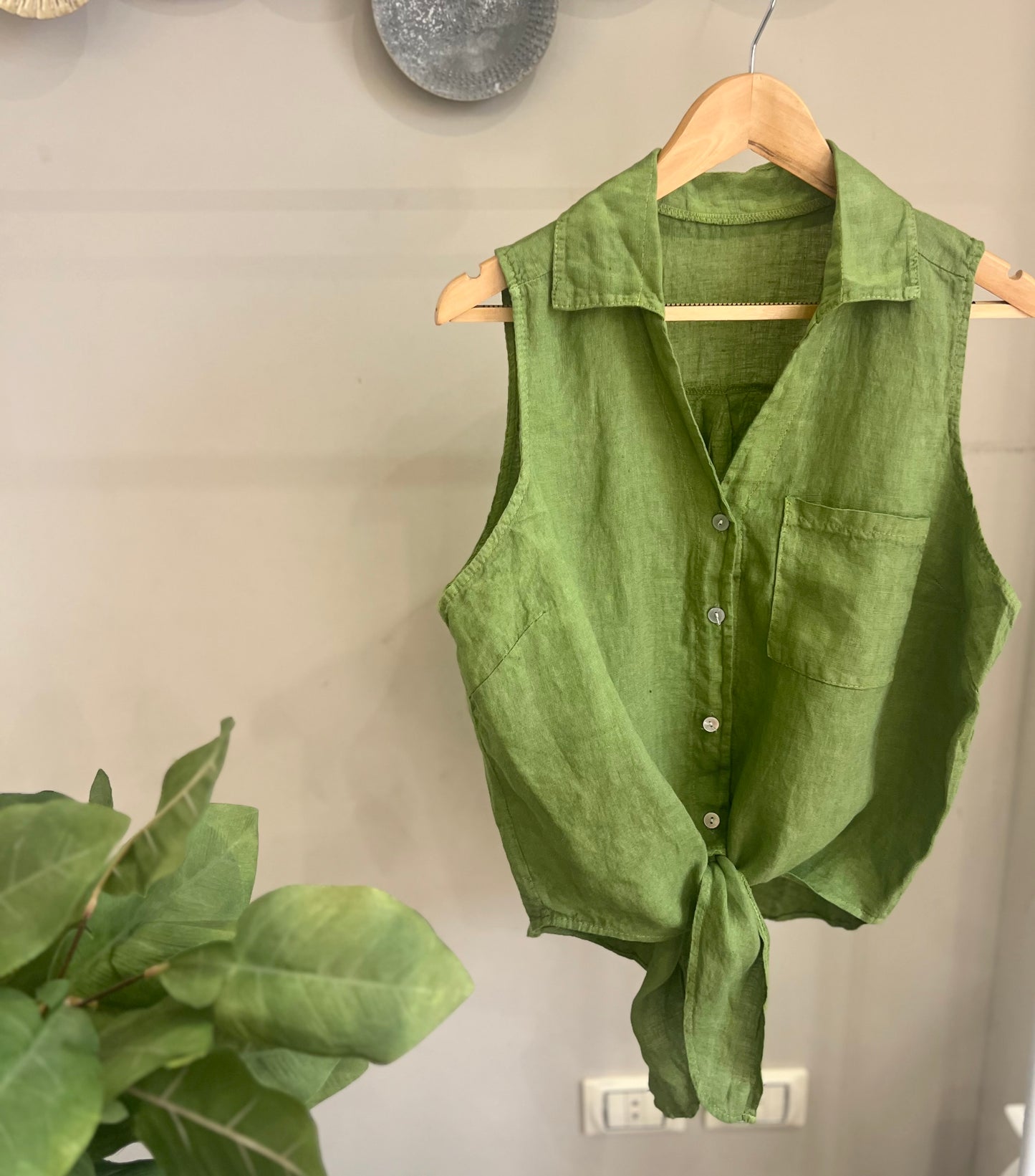 Italian 🇮🇹 Linen Green sleeveless Vest front knotted