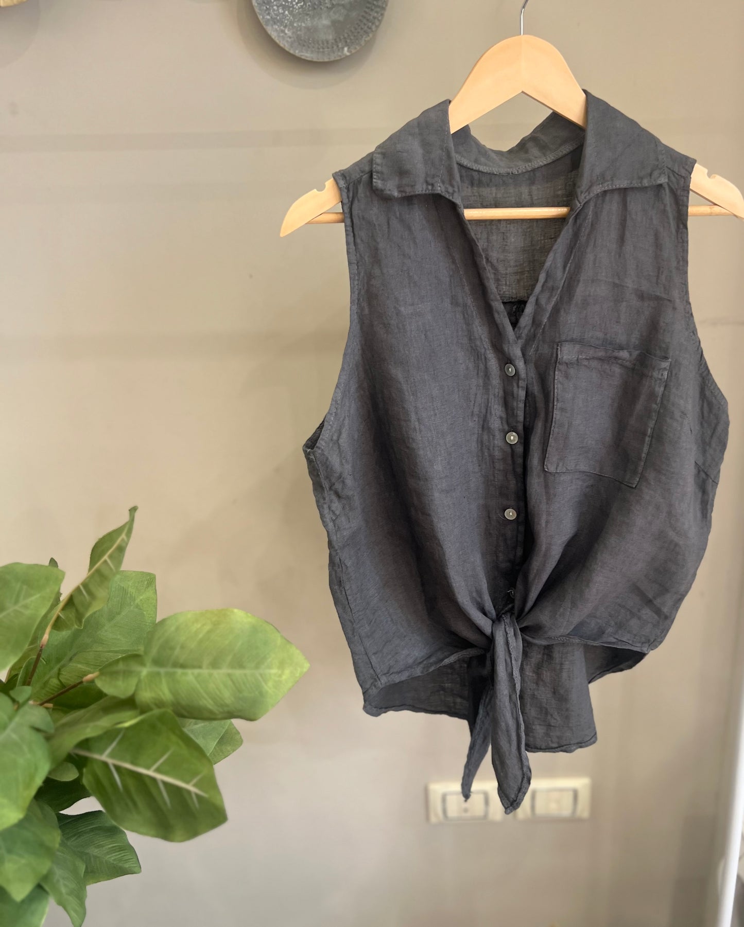 Italian 🇮🇹 Linen Greish sleeveless Vest front knotted