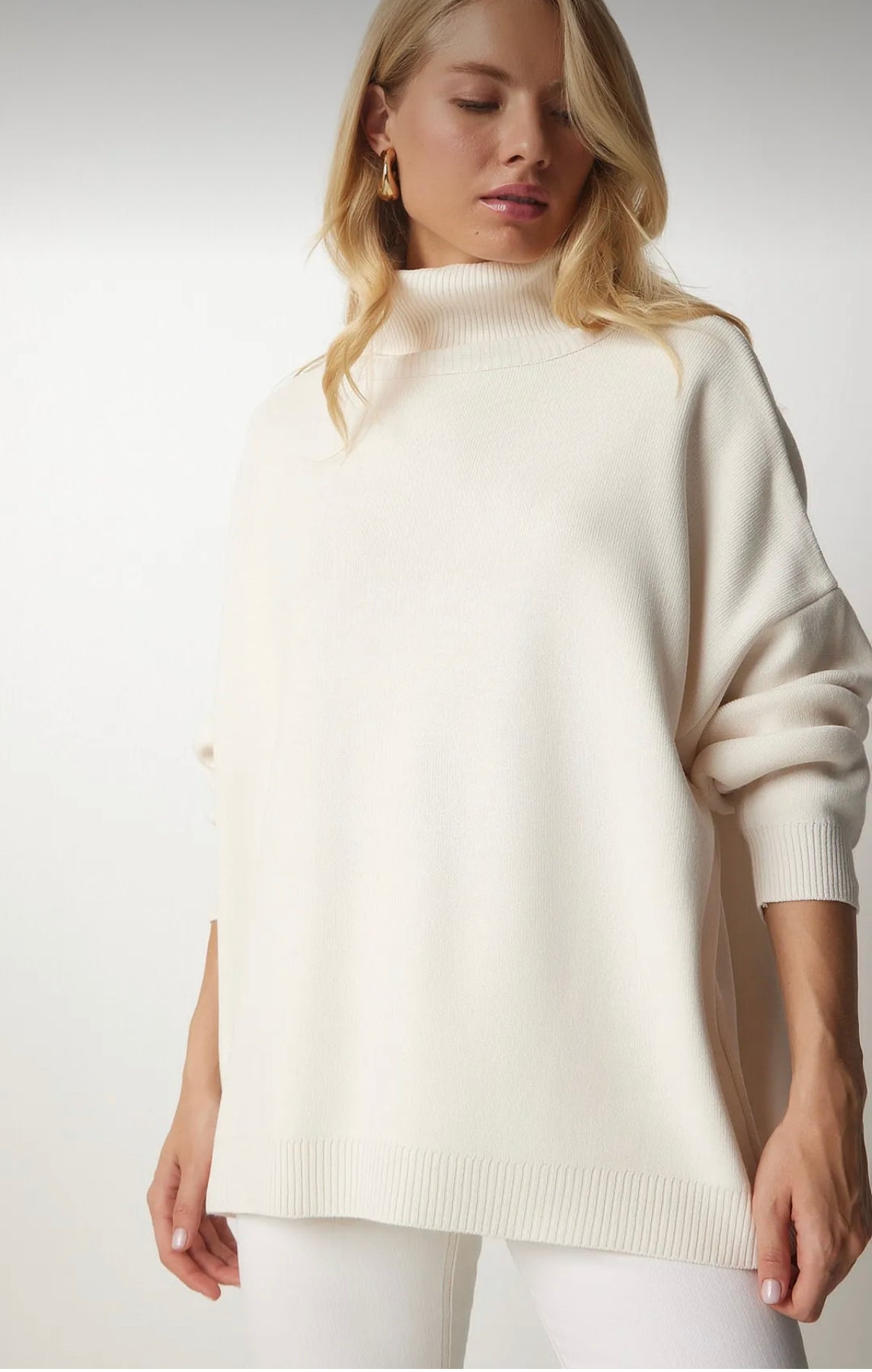 Women’s cream turtleneck knitwear sweater