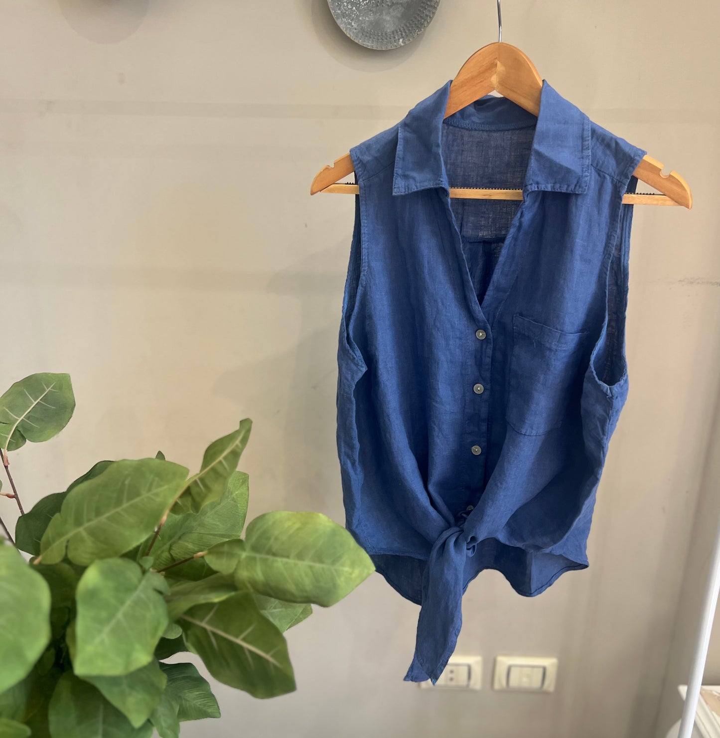 Italian 🇮🇹 Linen Blue sleeveless Vest front knotted